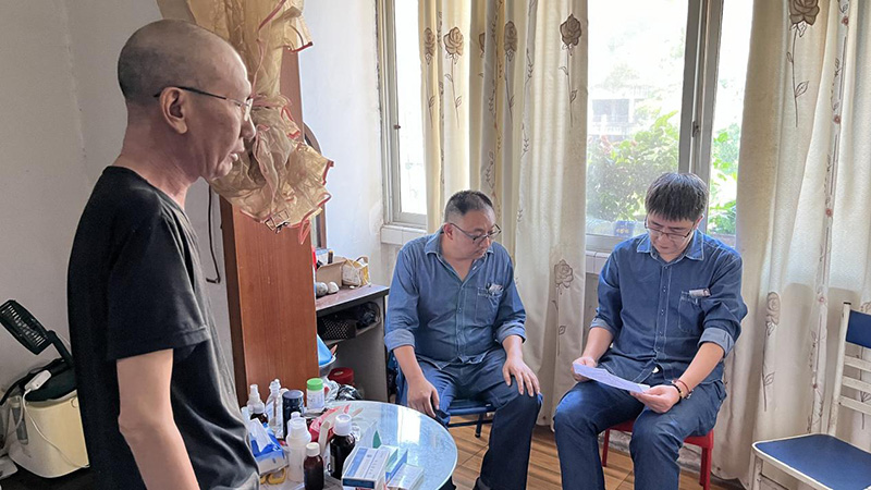 弘旭工會(huì)領(lǐng)導(dǎo)帶隊(duì)慰問因病致困員工(圖1) 弘旭工會(huì)領(lǐng)導(dǎo)帶隊(duì)慰問因病致困員工(圖1)