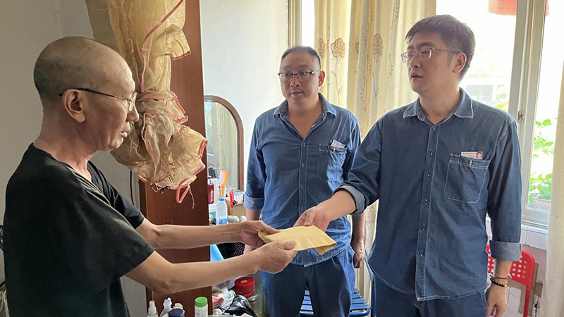 弘旭工會(huì)領(lǐng)導(dǎo)帶隊(duì)慰問因病致困員工(圖2) 弘旭工會(huì)領(lǐng)導(dǎo)帶隊(duì)慰問因病致困員工(圖2)