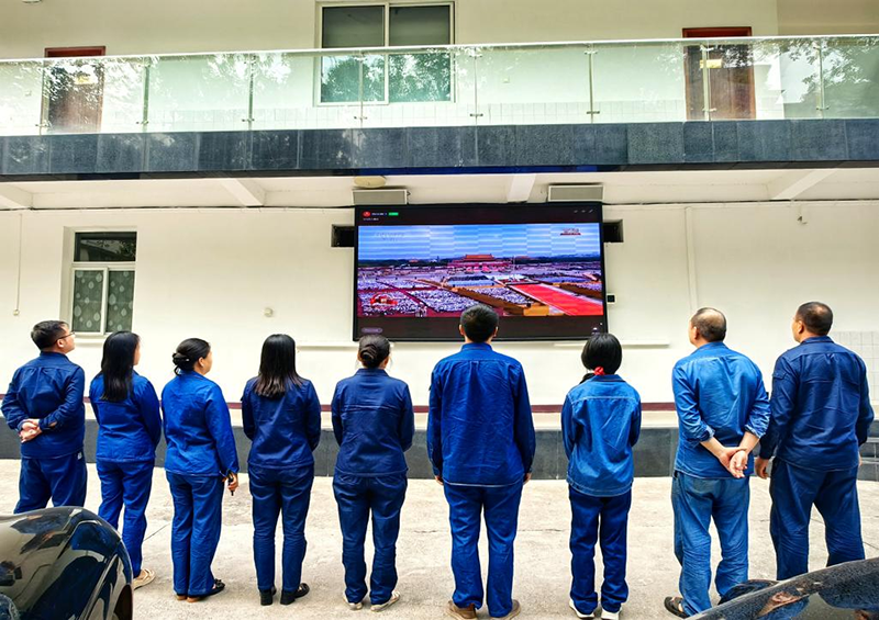  弘旭公司組織觀看九三閱兵式，激發(fā)愛國熱情(圖2)