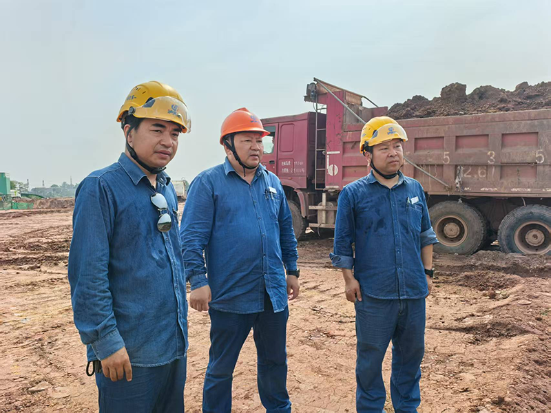 陳懋金到弘旭公司舊箱涵項目部指導(dǎo)工作(圖2) 陳懋金到弘旭公司舊箱涵項目部指導(dǎo)工作(圖2)